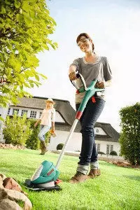 Der ART 26 LI Akku-Rasentrimmer von Bosch im Einsatz Bosch Rasentrimmer ART 26 LI